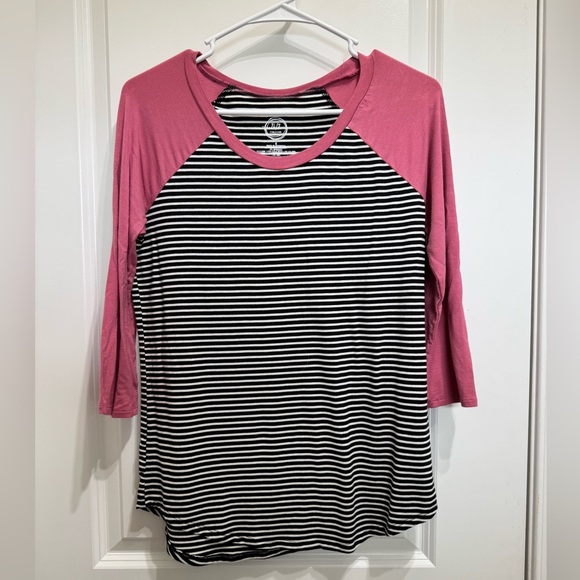 Maurices Black and White Raglan 3/4 Sleeve Tee - Picture 1 of 3